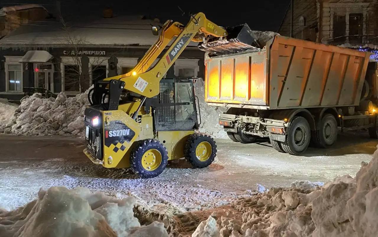 Саратовские предприниматели могут вывозить снег от своих магазинов на Театральную площадь Саратовские предприниматели могут вывозить снег от своих магазинов на Театральную площадь